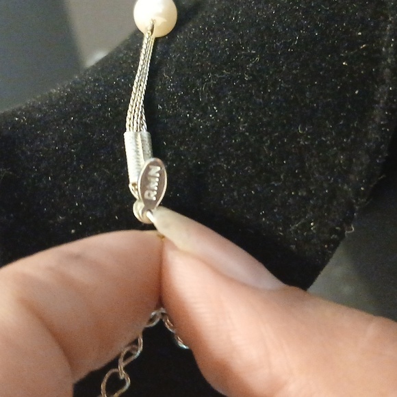 RMN triple layer faux peal necklace - Picture 7 of 8